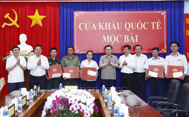 Chủ tịch Quốc hội Vương Đình Huệ thăm Cửa khẩu quốc tế Mộc Bài